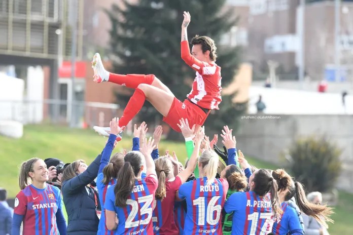 Virginia Torrecilla manteada por el Barcelona | Fuente: Lalu Albarrán FutFem